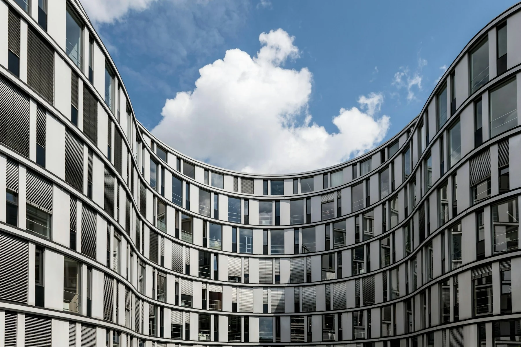 Geschwungene moderne Gebäudefassade in Hamburg